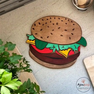 Sculpture murale en bois coloré "Le Burger géant"