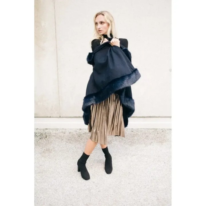 Cape Dali en laine et cachemire bordée de fausse fourrure de luxe