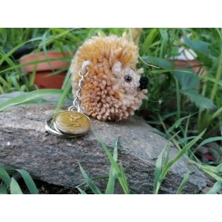 Amigurumi Porte-clés hérisson, Gris à la crinière jaune et marron clair, et bouton vintage motif cheval, crochet et pom-pom