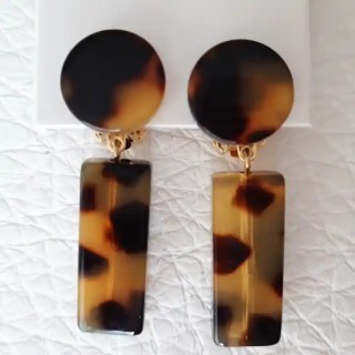 Boucles doreilles en acétate de cellulose polies à la main. - ec55ec