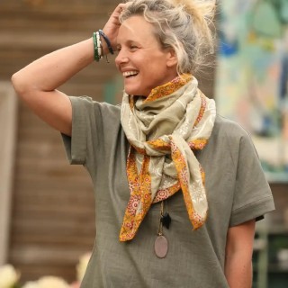 Le foulard Calista vert lichen brodé/Tara