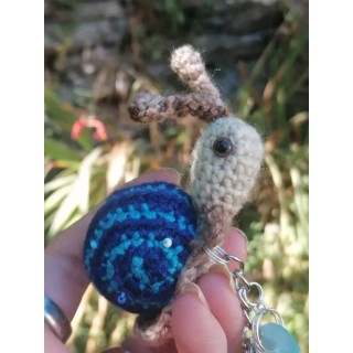 Amigurumi escargot à pampille , cagouille, caracole, porte-clé, avec sa maison bleue