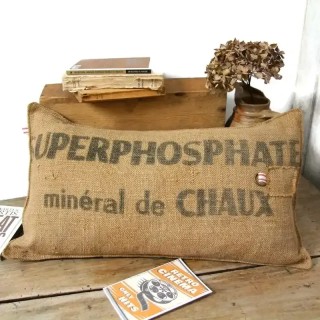 Coussin rectangle en toile de jute ancienne