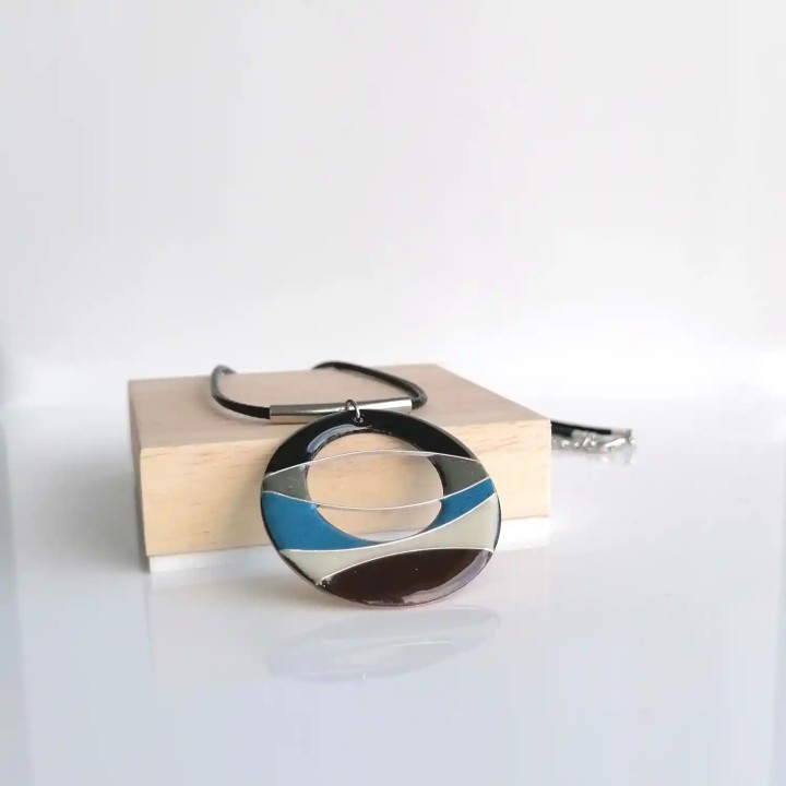 Pendentif en émaux cloisonnés bleu et gris