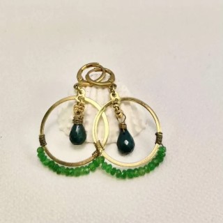 Boucles d'oreilles fantaisie fait main mini-creoles plaque or emeraude et tsavorite