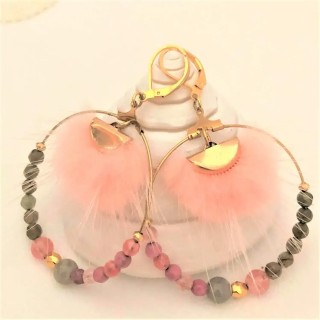 Créoles pompon fourrure rose avec labradorite et quartz cerise