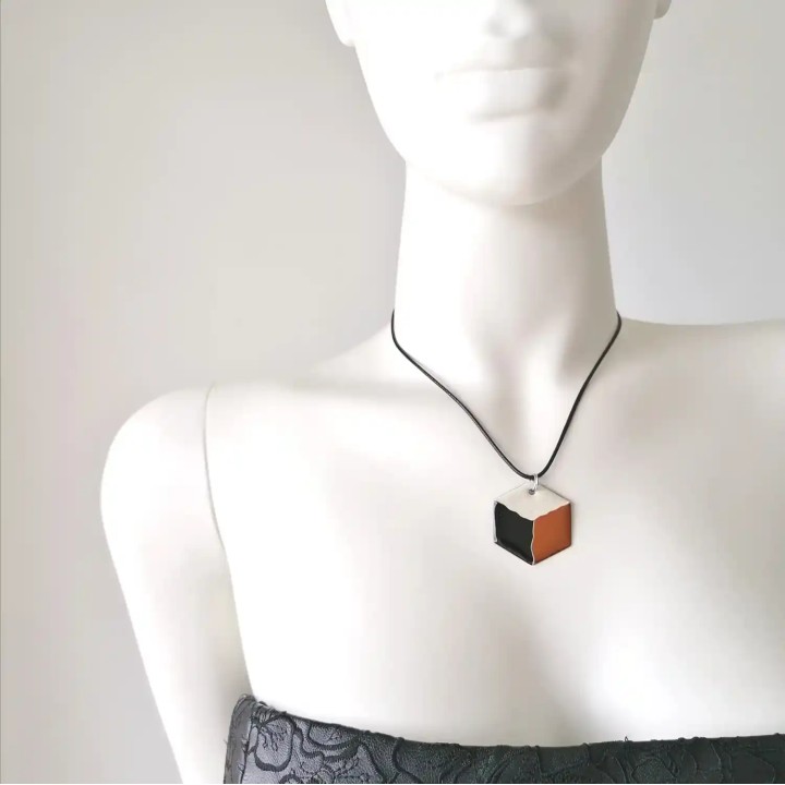 Pendentif hexagone camel