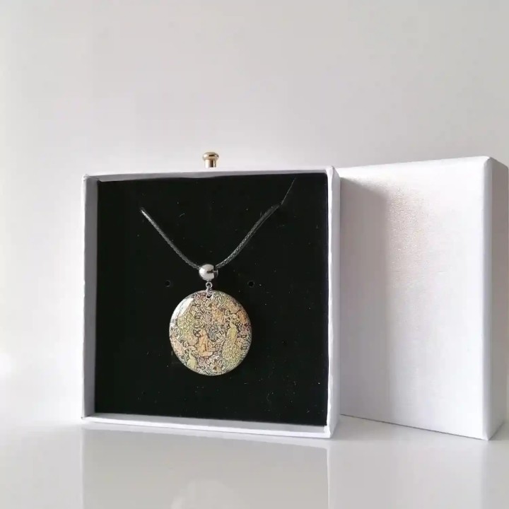 Collier femme avec médaillon émaillé