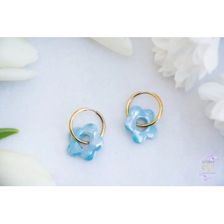 Réf A827 Créoles NELIDA Perle fleur céramique bleue