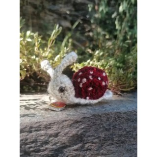 Amigurumi escargot à pampille , cagouille, caracole, porte-clé, avec sa maison amanite à pampilles