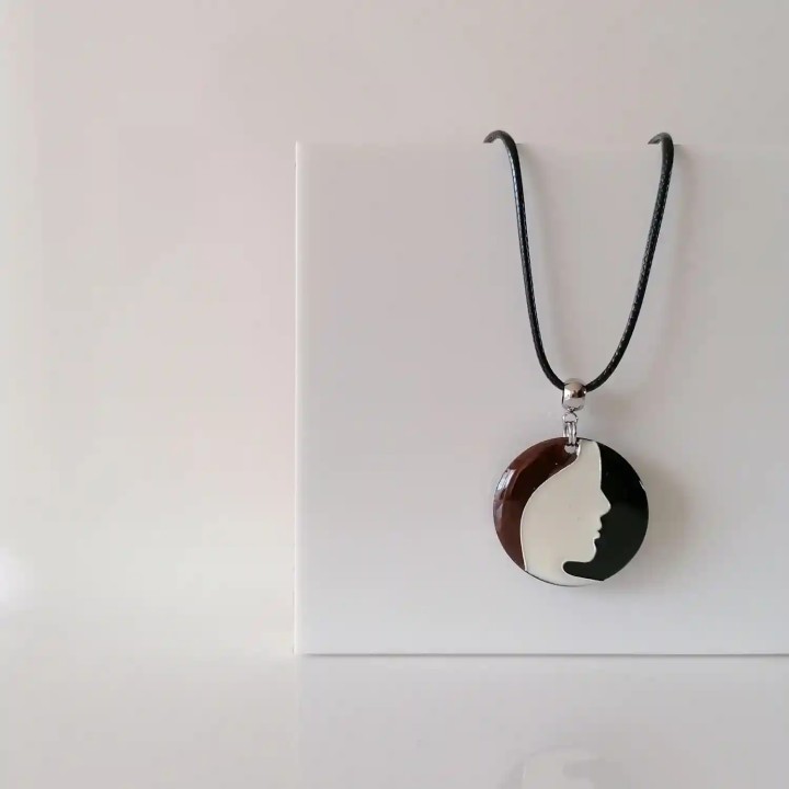 Collier pendentif visage femme