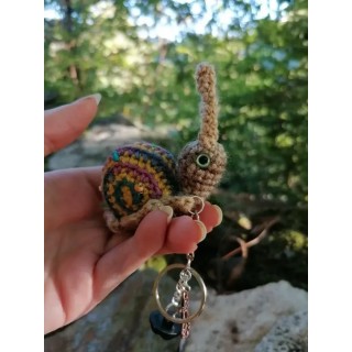 Amigurumi escargot à pampille , cagouille, caracole, porte-clé, avec sa maison coloré
