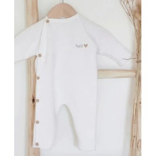 Combinaison bébé tricotée en France avec broderie poitrine personnalisable