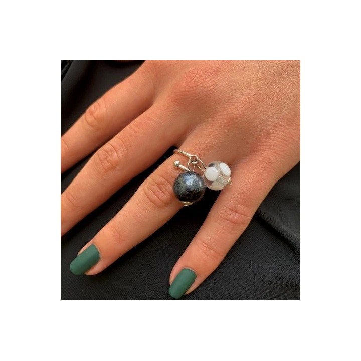 Bague en argent 925 réglable avec deux perles de verre de Murano noir et blanc Estelle