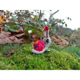 Amigurumi escargot, cagouille, caracole , porte-clés, avec sa maison toute arc-en-ciel et rouge, n6