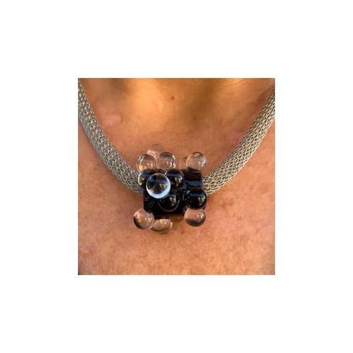 Collier maille tressée acier avec perle en verre de Murano noire Coralie