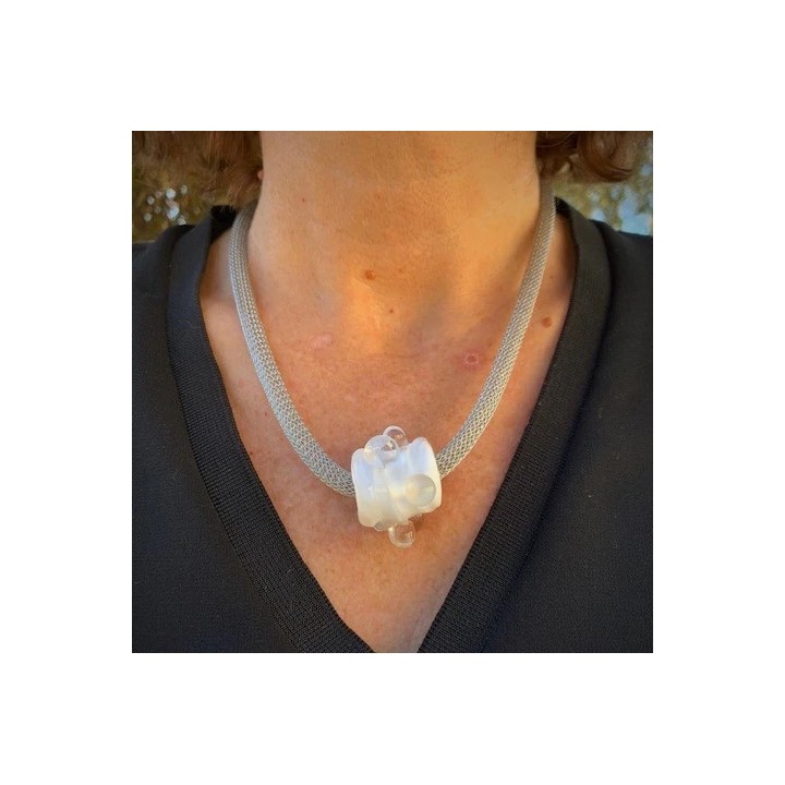 Collier maille tressée 6mm acier avec perle de verre de Murano blanche Coralie