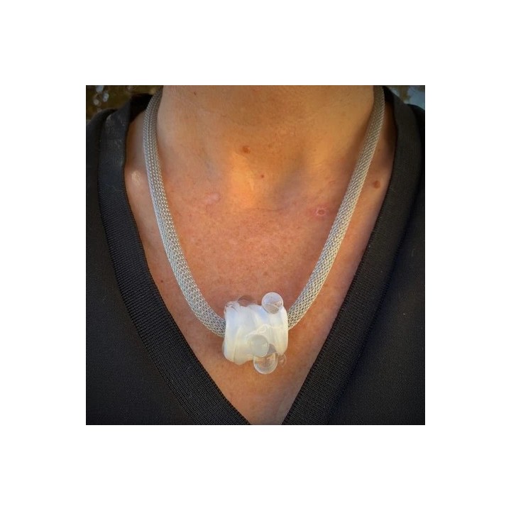 Collier maille tressée 6mm acier avec perle de verre de Murano blanche Coralie