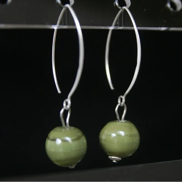 Boucles d'oreilles crochet en argent avec perles de verre de Murano Bea coloris vert kaki