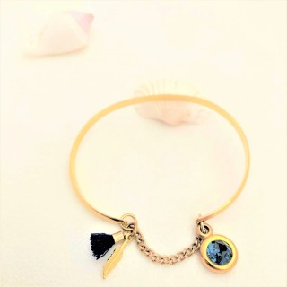 Bracelet jonc plaqué or 24 carats avec cabochon cristal bleu serti, breloque plume et pompon