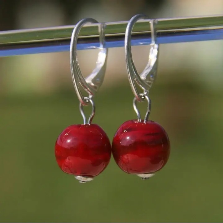 Boucles d'oreilles dormeuse fermée en argent avec perles de verre de murano Baia rouge