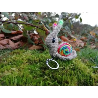 Amigurumi escargot, cagouille, caracole , porte-clés, avec sa maison toute arc-en-ciel et vert fluo , n2