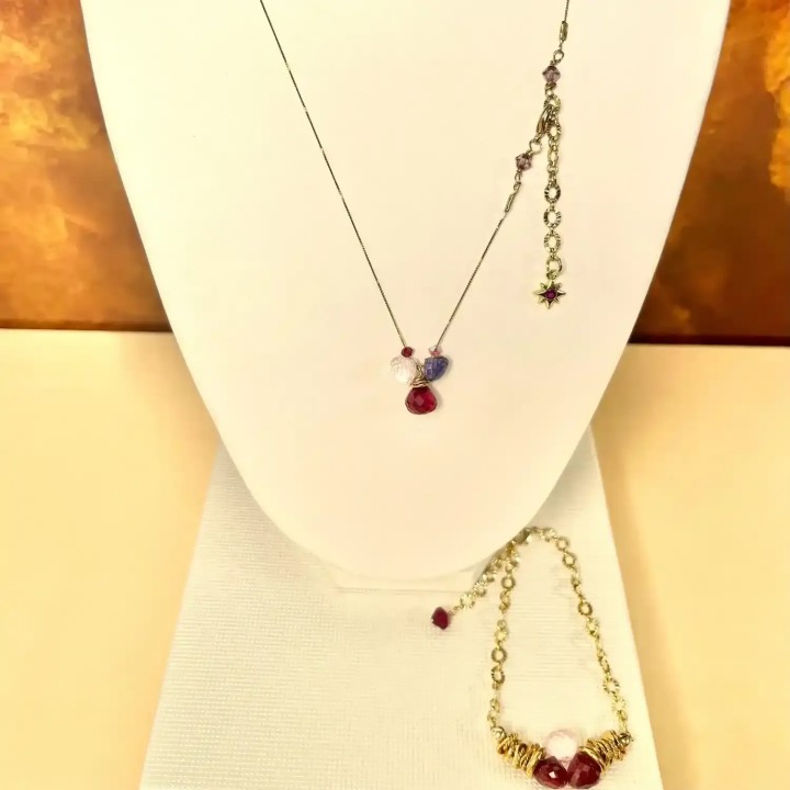 Parure fantaisie fait main: collier et bracelet avec spinelle