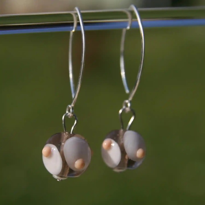 Boucles d'oreilles crochet en argent avec perles de verre de Murano Bea coloris nude chair à pois