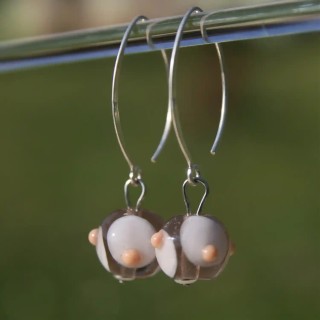 Boucles d'oreilles crochet en argent avec perles de verre de Murano Bea coloris nude chair à pois