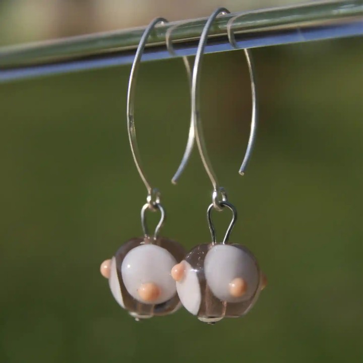 Boucles d'oreilles crochet en argent avec perles de verre de Murano Bea coloris nude chair à pois