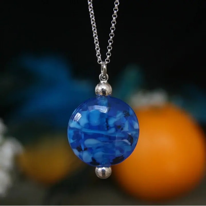 Bijou pendentif perle de verre de Murano coloris turquoise transparent Azul