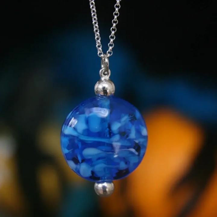 Bijou pendentif perle de verre de Murano coloris turquoise transparent Azul