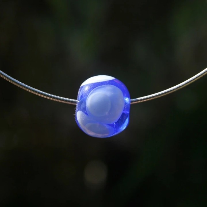Câble en argent 925 avec une perle de verre de Murano bleu transparent à pois Céline