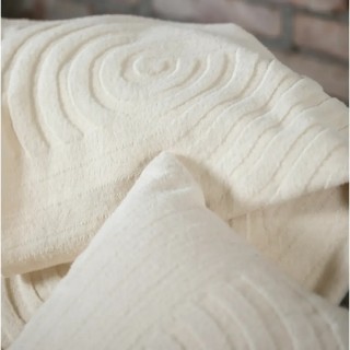 Plaid monochrome écru aux reliefs arqués