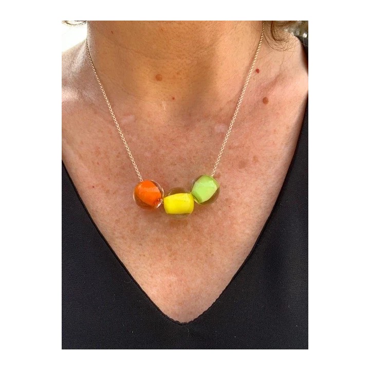 Collier trois perles en verre de Murano coloris jaune orange et vert Astrancia