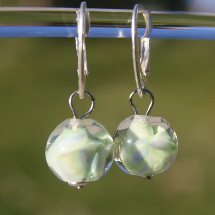 Boucles d'oreilles dormeuse fermée en argent avec perles de verre de murano Baia vert clair