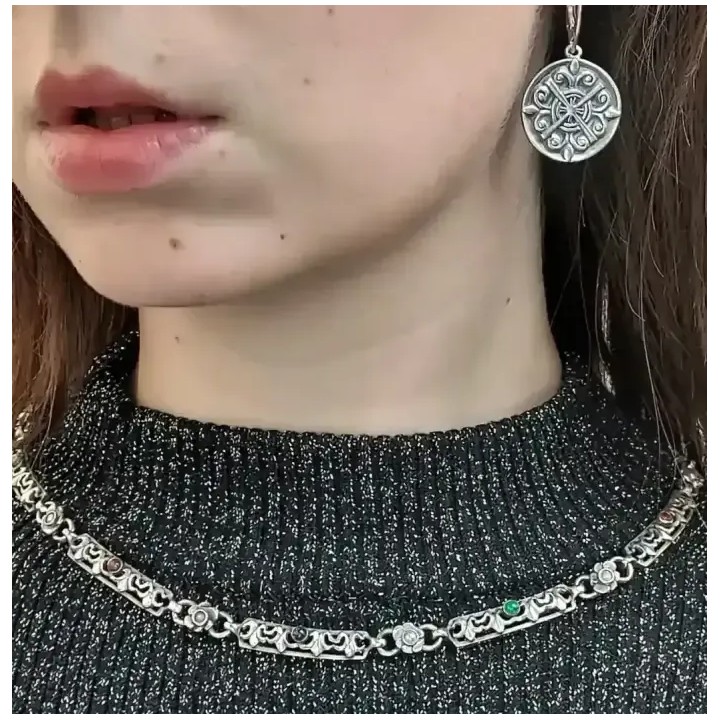 Petit collier de Grésivaudan, argent 925 ,émeraudes,rubis , saphirs cabochons DBA38