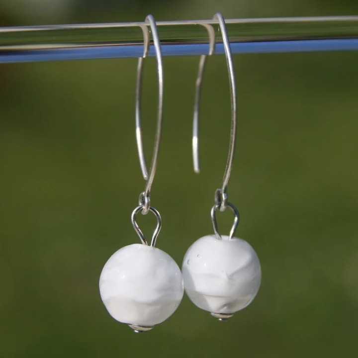 Boucles d'oreilles crochet en argent avec perles de verre de Murano Bea blanc enrobé de transparent