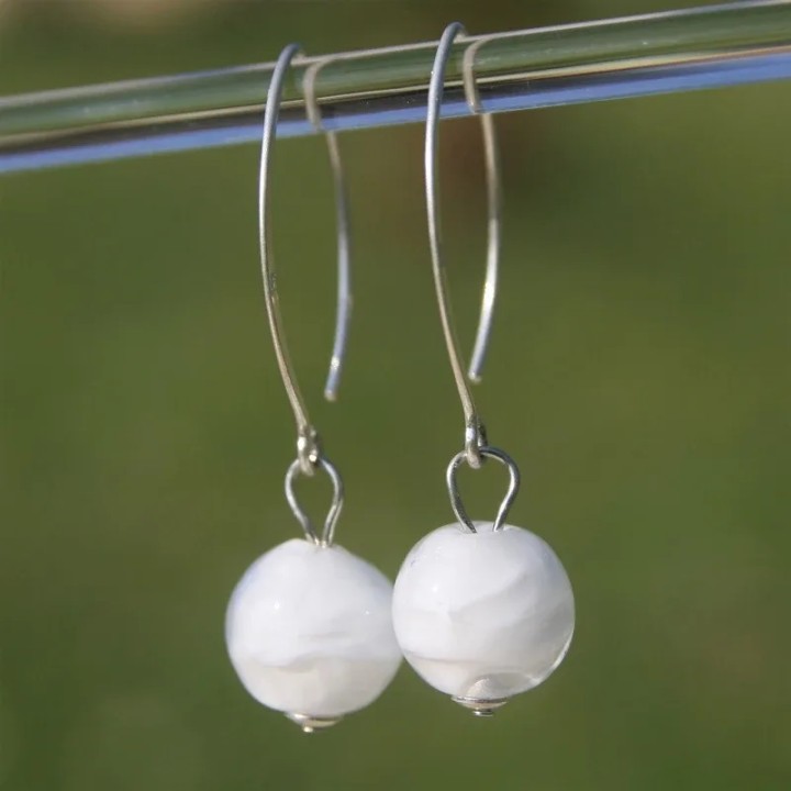 Boucles d'oreilles crochet en argent avec perles de verre de Murano Bea blanc enrobé de transparent