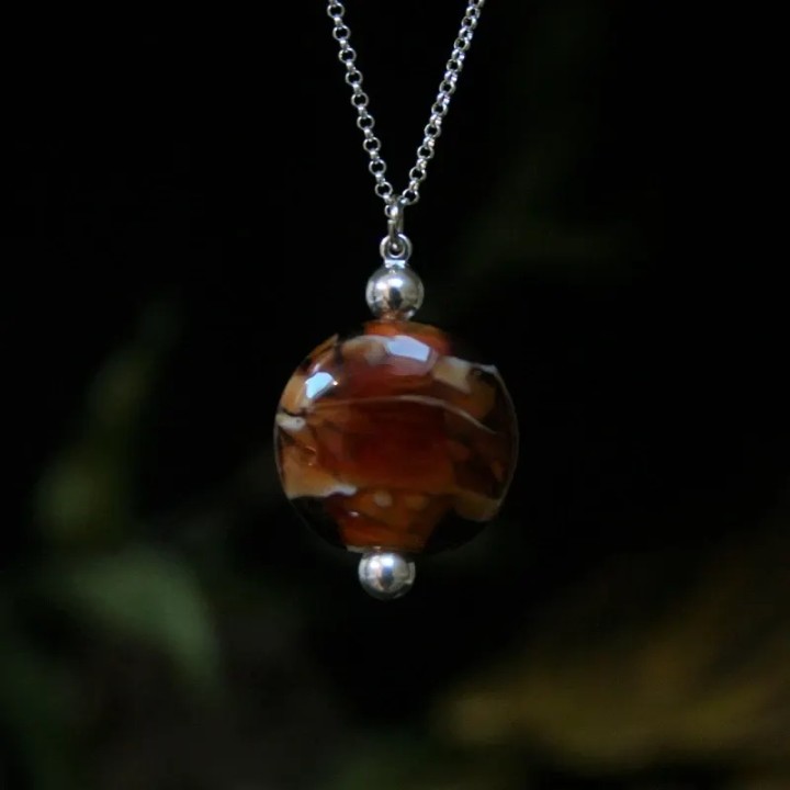 Bijou pendentif perle de verre de murano coloris ambre marron Asther