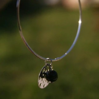 Bracelet jonc en argent 925 avec perle de verre de murano noire et pampille Louana