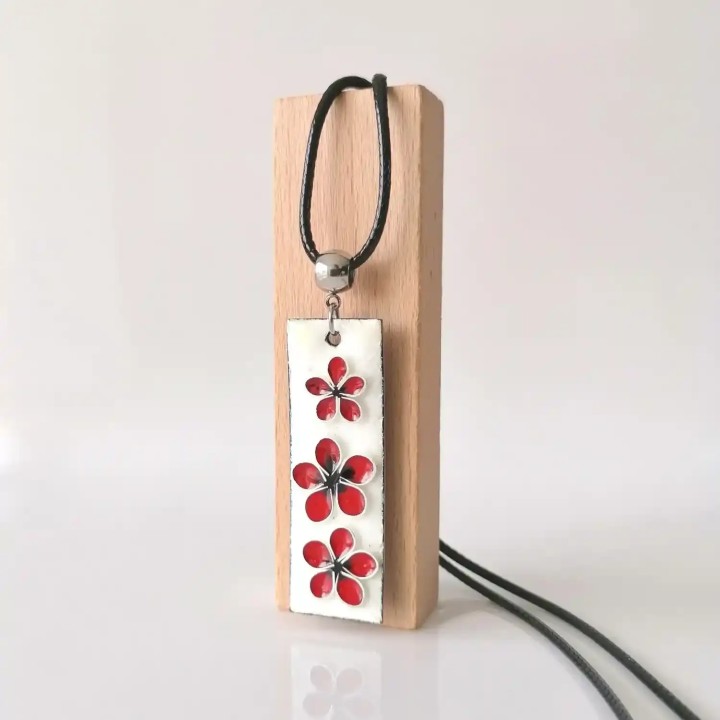 Collier pendentif fleur rouge