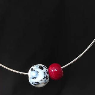 Câble en argent 925 avec une perle de verre de Murano blanche et noire et une petite perle rouge commande Valérie
