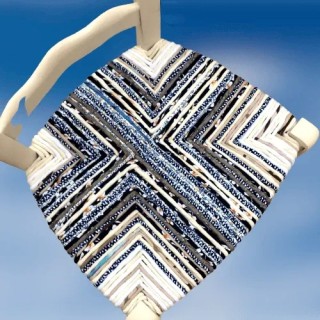 Chaise originale blanche avec un paillage en tissus écrus, bleus.