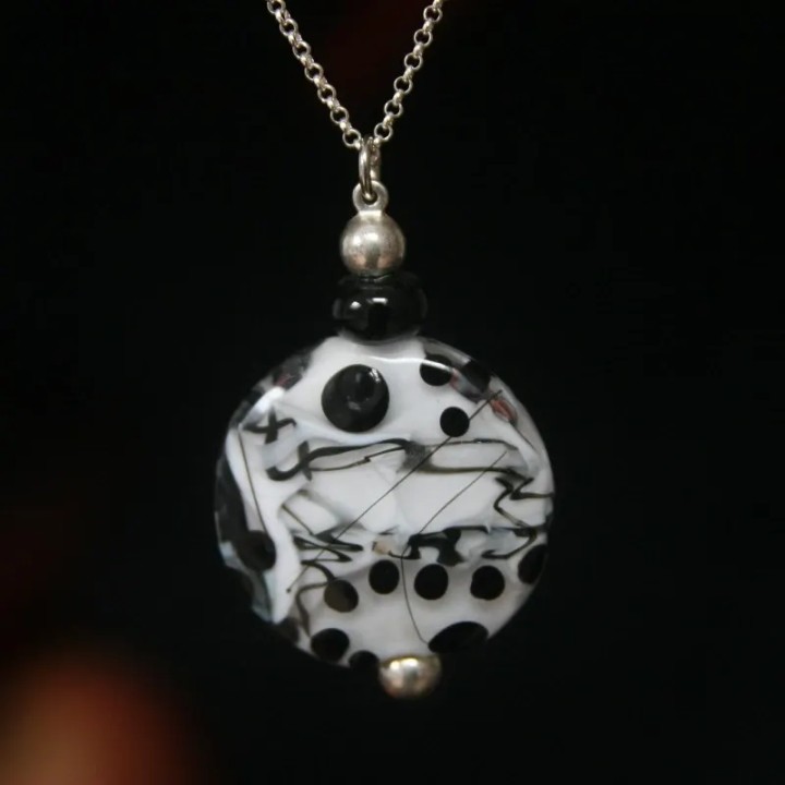 Bijou pendentif perle de verre de murano coloris noir et blanc Asfora