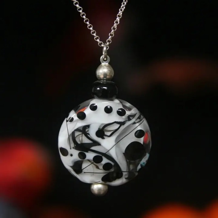 Bijou pendentif perle de verre de murano coloris noir et blanc Asfora