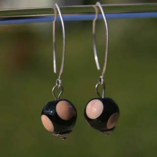 Boucles d'oreilles crochet en argent avec perles de verre de Murano Bea coloris noir pois nude chair